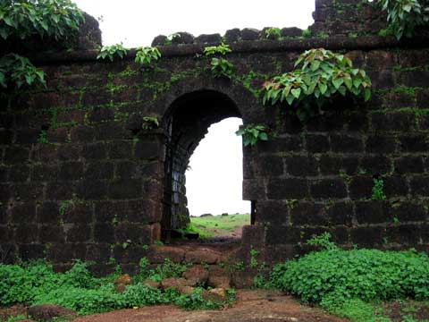 ورودی قلعه واگاتور-Vagator fort gate